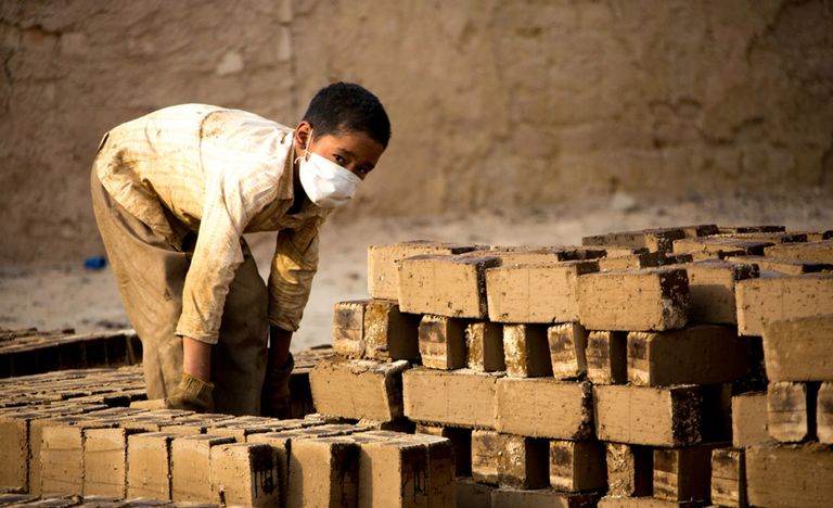 صورة لأحد الأطفال في قمائن الطوب في إيران