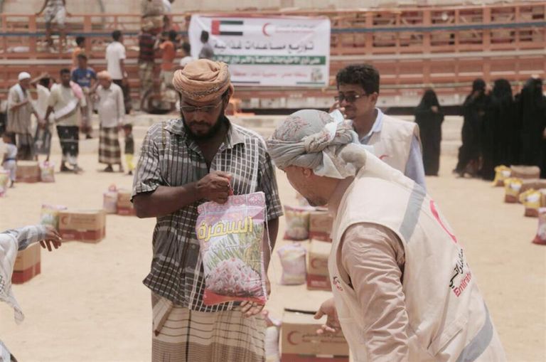 جانب من المساعدات الإماراتية لأهالي الحامي اليمنية