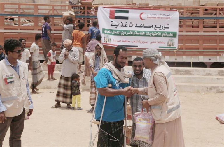جانب من المساعدات الإماراتية لأهالي الحامي اليمنية