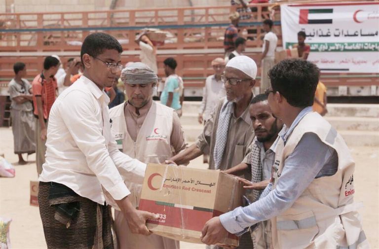 جانب من المساعدات الإماراتية لأهالي الحامي اليمنية