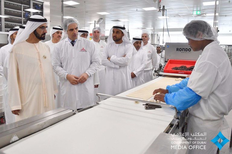 محمد بن راشد يتفقد سير العمل في 