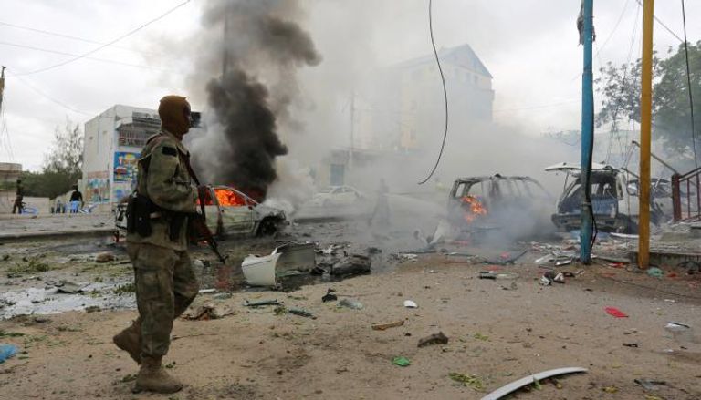 جندي صومالي يؤمّن أحد مواقع التفجير بالعاصمة الصومالية مقديشو (رويترز)