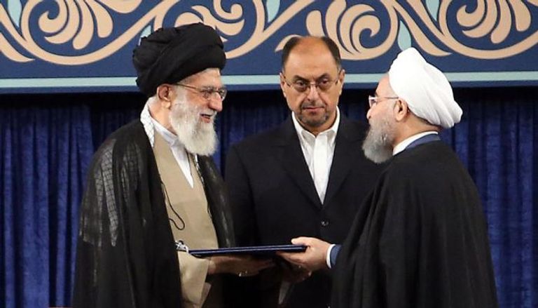 خامنئي الحاكم الفعلي لإيران يسلم روحاني قرار اعتماده رئيسا
