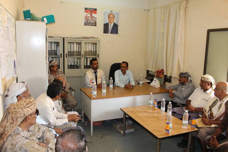 الهلال الأحمر الإماراتي يوزع مساعدات بمديرية عتق بشبوة