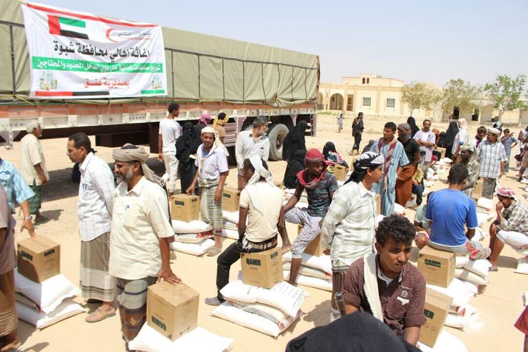 الهلال الأحمر الإماراتي يوزع مساعدات بمديرية عتق بشبوة