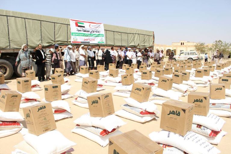 الهلال الأحمر الإماراتي يوزع مساعدات بمديرية عتق بشبوة