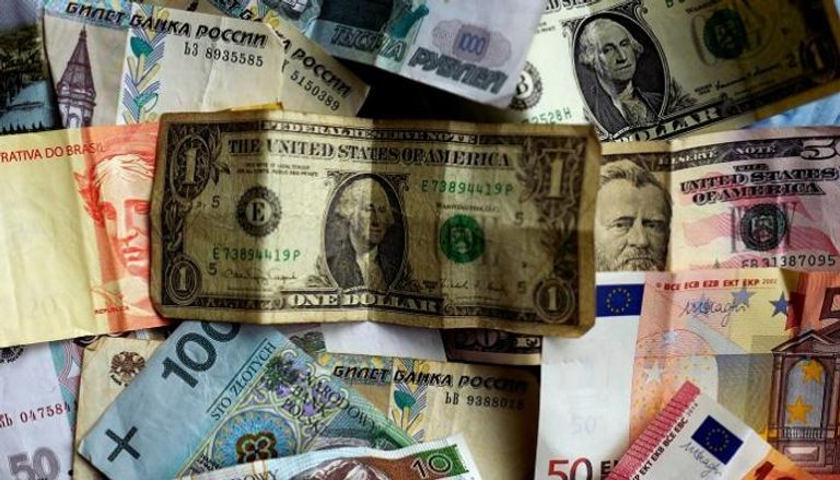 الدولار يهبط أمام العملات - رويترز