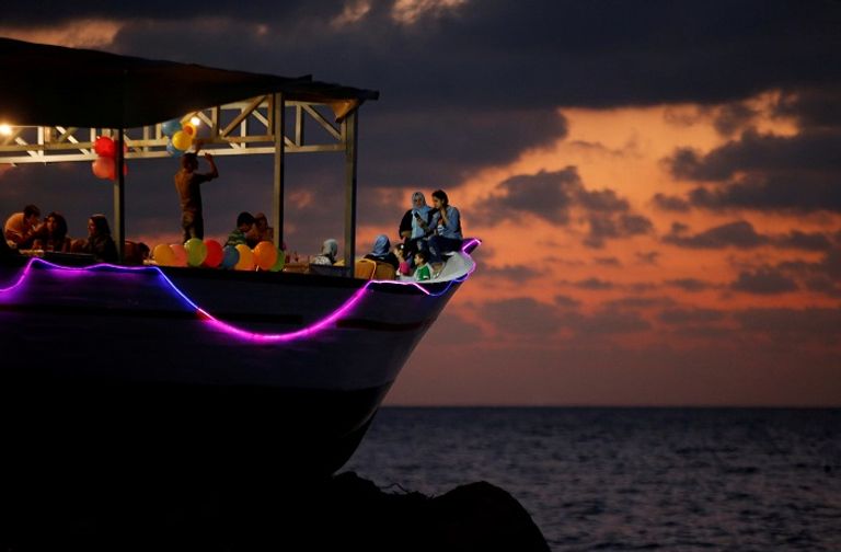 "لولو روز" السفينة المطعم فى غزة - رويترز