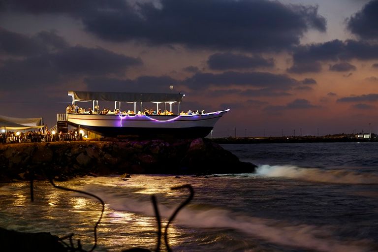 "لولو روز" السفينة المطعم فى غزة - رويترز