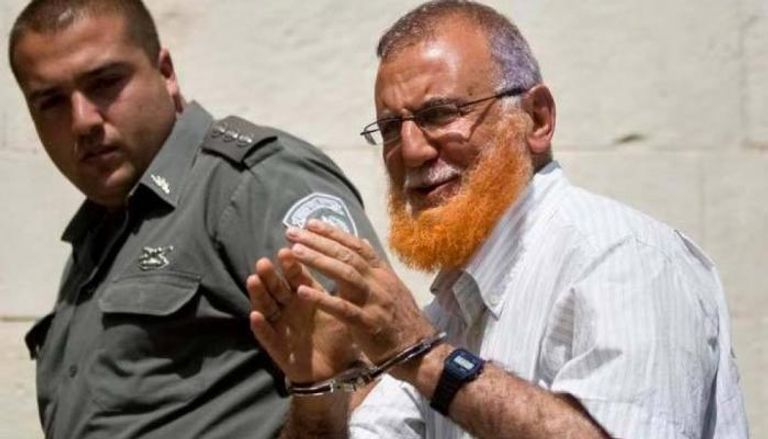 النائب الفلسطيني محمد أبوطير في يد جندي إسرائيلي