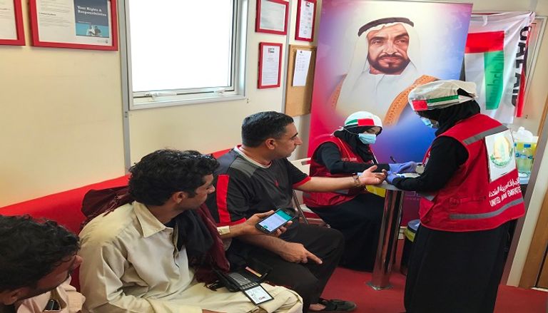 عمال أجانب في انتظار تلقي العلاج المجاني في مستشفى للمتطوعين