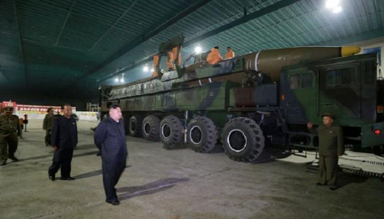 رئيس كوريا الشمالية خلال متابعة صاروخ جديد- أرشيفية