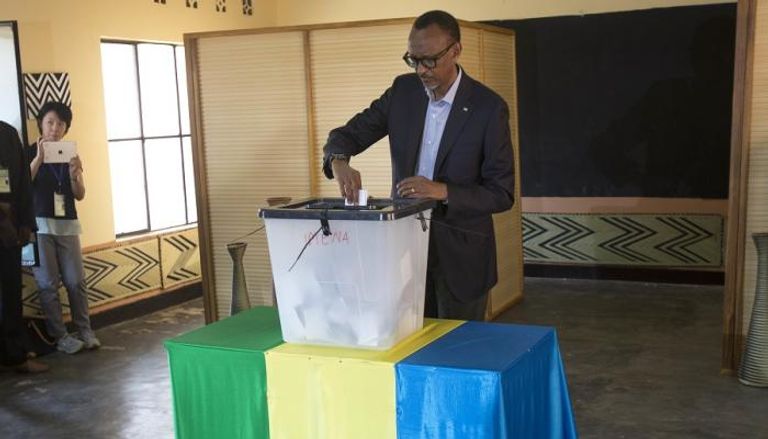 الرئيس الرواندي بول كاجامي يدلي بصوته