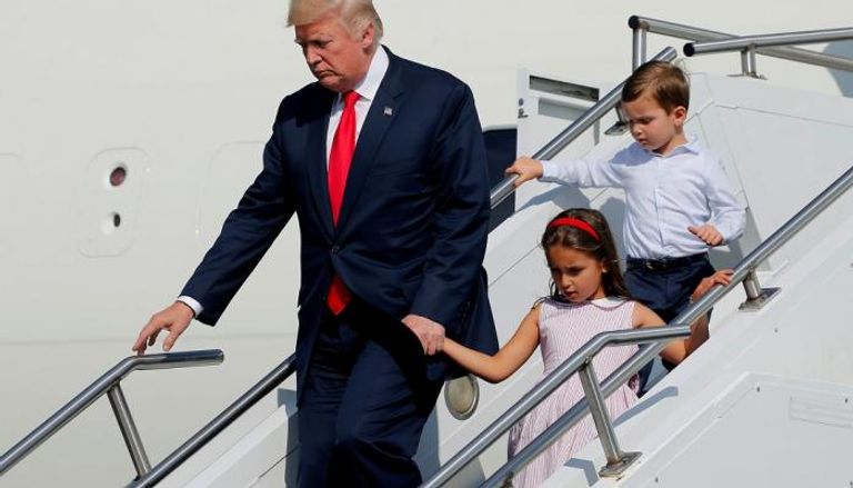 ترامب يغادر الطائرة الرئاسية برفقة مع أحفاده