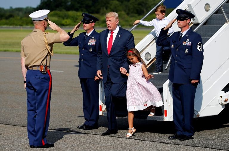 ترامب يغادر الطائرة الرئاسية برفقة مع أحفاده