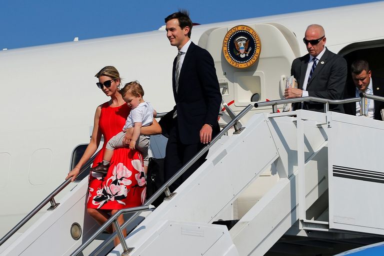 ترامب يغادر الطائرة الرئاسية برفقة مع أحفاده