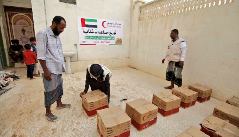 الهلال الأحمر الإماراتي يقدم مساعدات غذائية لسكان الردود