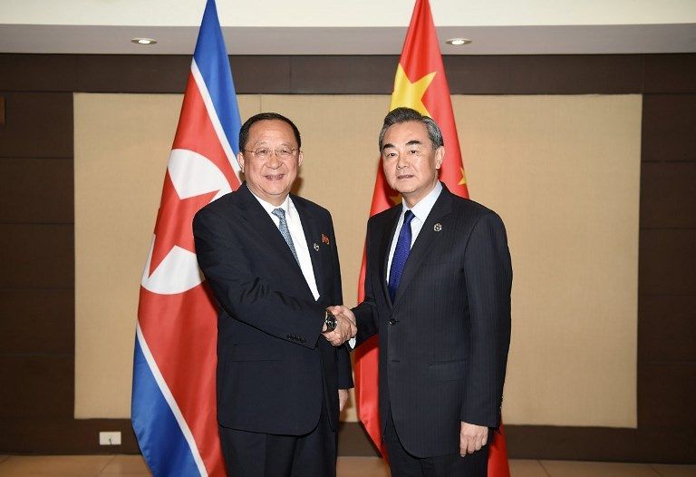 وزيرا اخارجية كوريا الشمالية والصين في مانيلا لقاء بين وزيري خارجية الصين وكوريا الشمالية بمانيلا (الفرنسية)