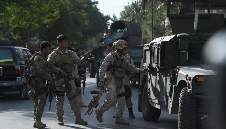 جنود أفغان في موقع تفجير سابق بكابول (أ.ف.ب)