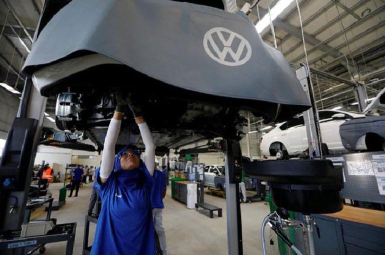 عامل بمصنع تجميع سيارات في الجزائر