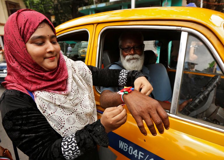 مهرجان الأخوة "راكشا باندان" في الهند