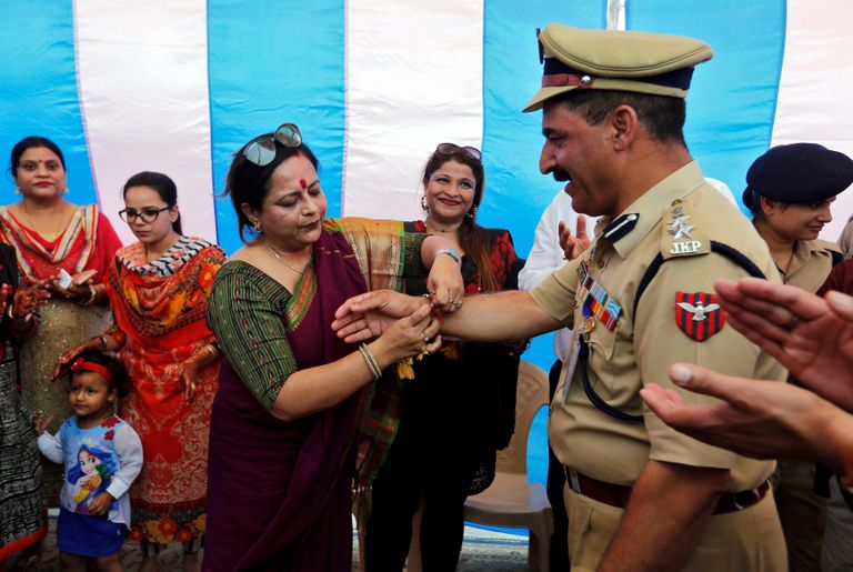 مهرجان الأخوة "راكشا باندان" في الهند