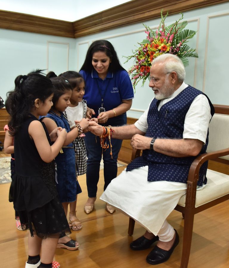 مهرجان الأخوة "راكشا باندان" في الهند