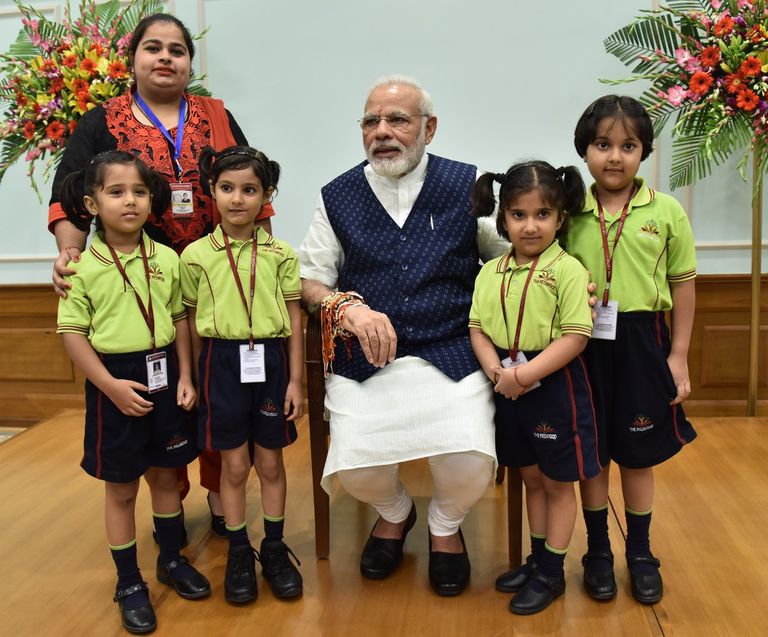 مهرجان الأخوة "راكشا باندان" في الهند