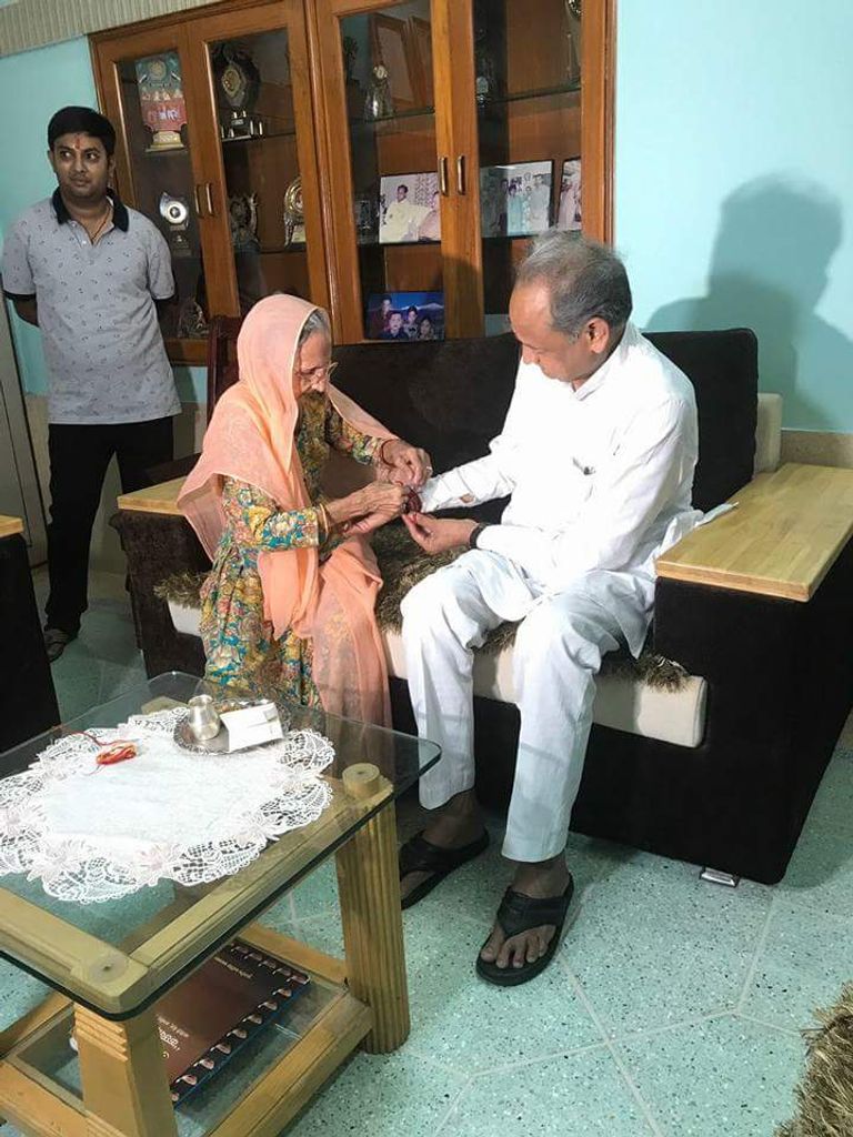 مهرجان الأخوة "راكشا باندان" في الهند