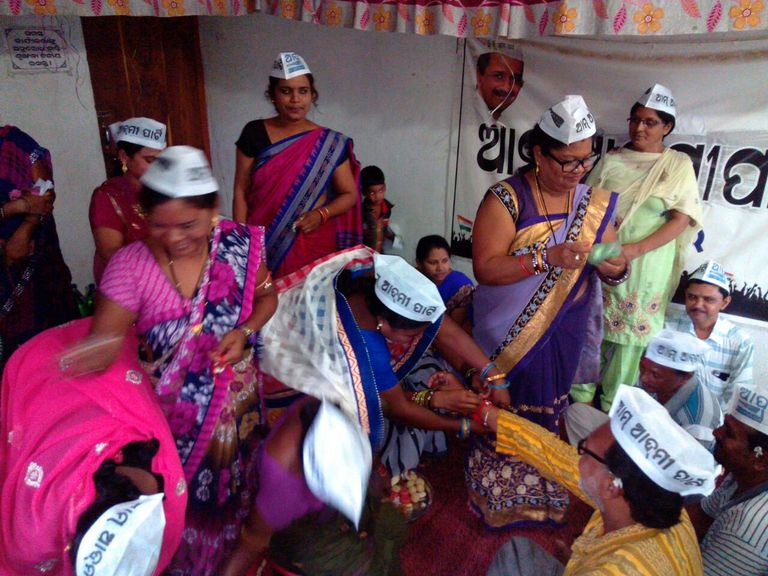 مهرجان الأخوة "راكشا باندان" في الهند