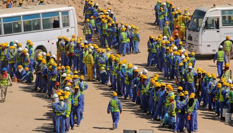 عمال بناء مغتربون في قطر 