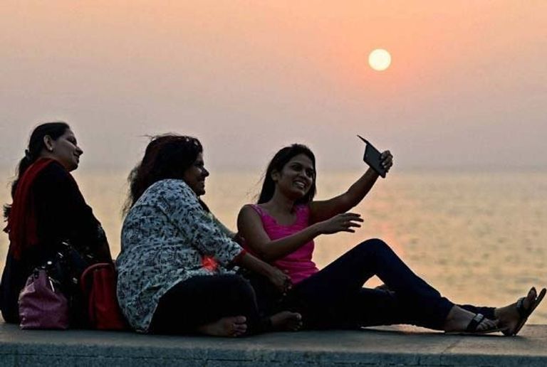 ضحايا السيلفي أجبروا الحكومة الهندية على حظره في 16 منطقة