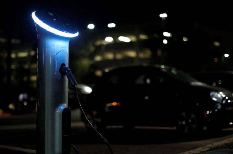 محطة شحن سيارات بالكهرباء