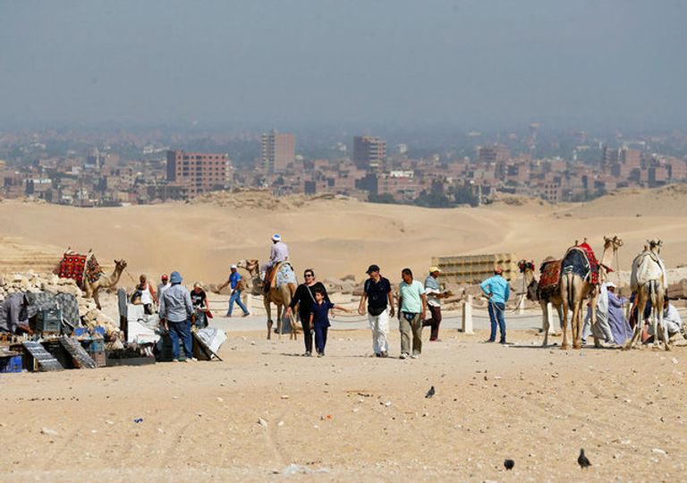 يبيع التماثيل المقلدة قرب منطقة الأهرامات