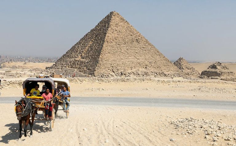 يبيع التماثيل المقلدة قرب منطقة الأهرامات