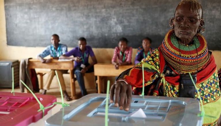 كينية تدلى بصوتها في انتخابات الرئاسة