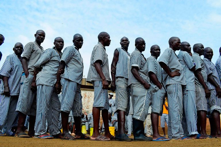 كينية تدلى بصوتها في انتخابات الرئاسة