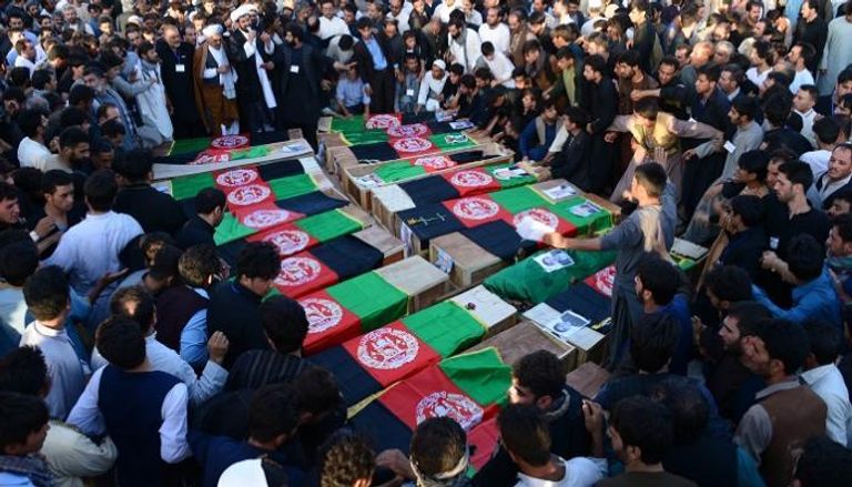 أفغان حول جثامين المذبحة التي ارتكبها مسلحو طالبان بساري بول