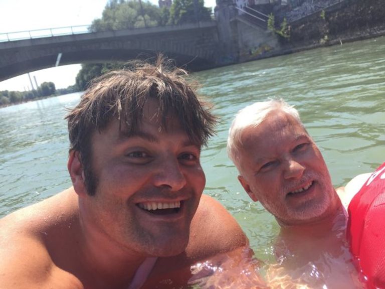 رجل يتغلب على زحمة المرور بالسباحة إلى العمل