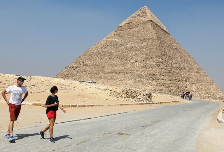 سياح بمنطقة الأهرامات