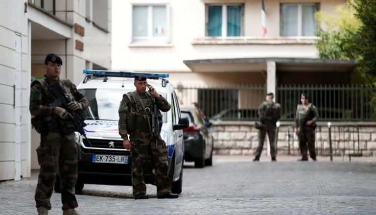 جنود فرنسيون من الجيش والشرطة في مكان الحادث (رويترز)