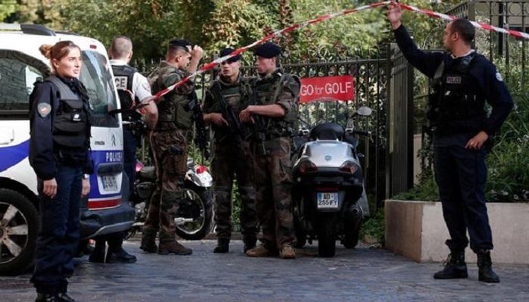 جنود فرنسيون من الجيش والشرطة في مكان الحادث (رويترز)