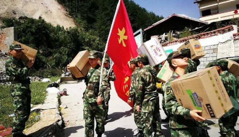 الجيش الصيني يحمل المساعدات للضحايا في سيشوان (رويترز)