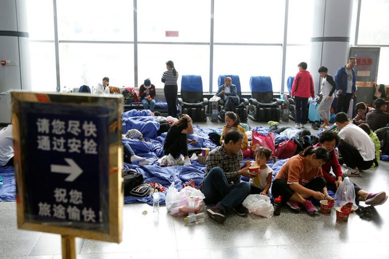 الجيش الصيني يحمل المساعدات للضحايا في سيشوان (رويترز)