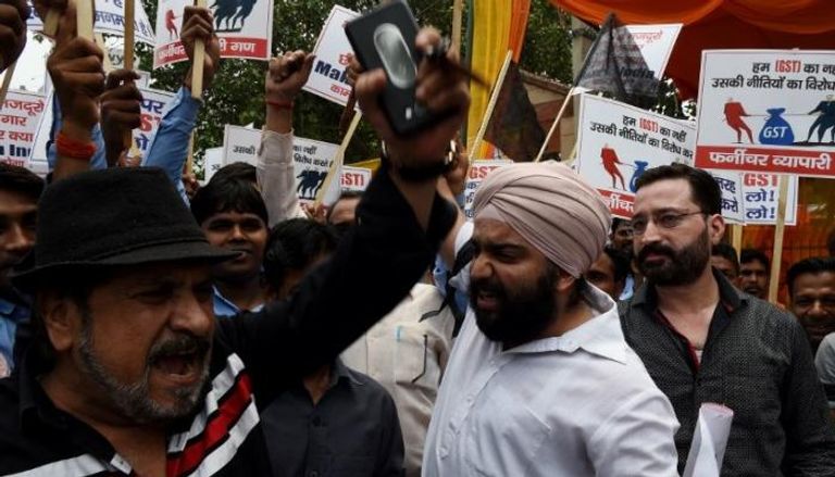 مظاهرات هندية سابقة ضد رفع الضرائب والأسعار (رويترز)