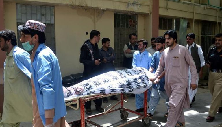 باكستانيون يحملون ضحية تفجير سابق (رويترز)