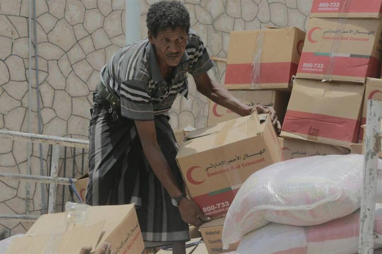 مساعدات غذائية لمرضى السرطان والمصابين بالفشل الكلوي بالمكلا