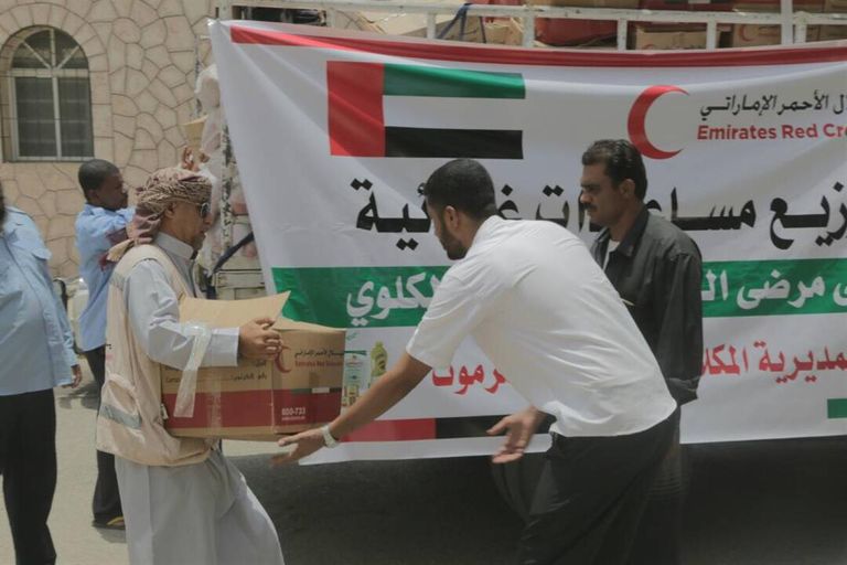 مساعدات غذائية لمرضى السرطان والمصابين بالفشل الكلوي بالمكلا