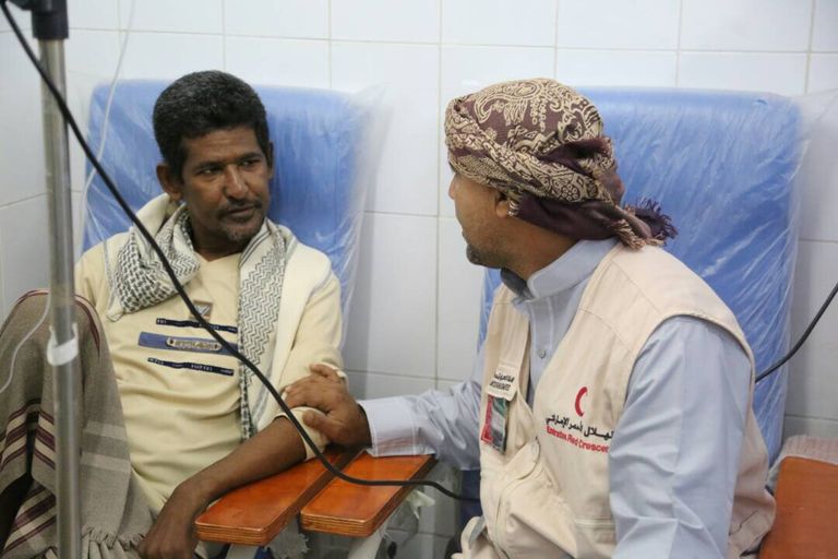 مساعدات غذائية لمرضى السرطان والمصابين بالفشل الكلوي بالمكلا