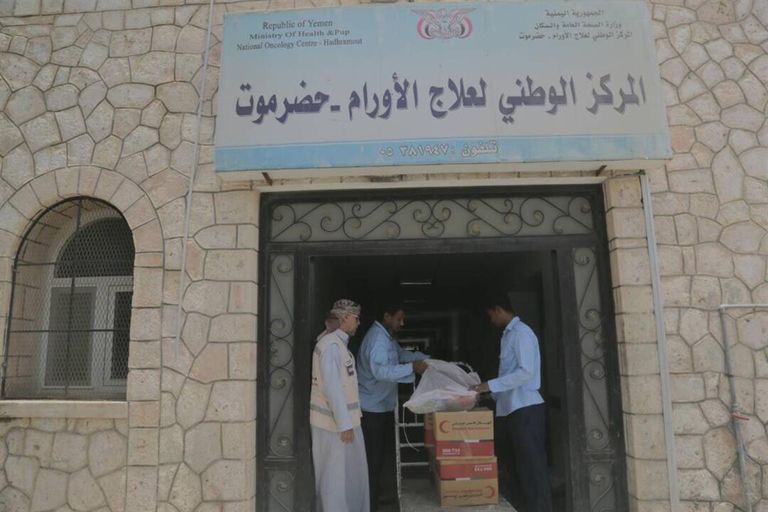 مساعدات غذائية لمرضى السرطان والمصابين بالفشل الكلوي بالمكلا